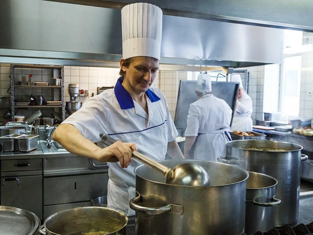 Школа кухонной рабочей. Повар горячего цеха. Повара в горячем цехе. Повар на кухне. Кухонный рабочий.