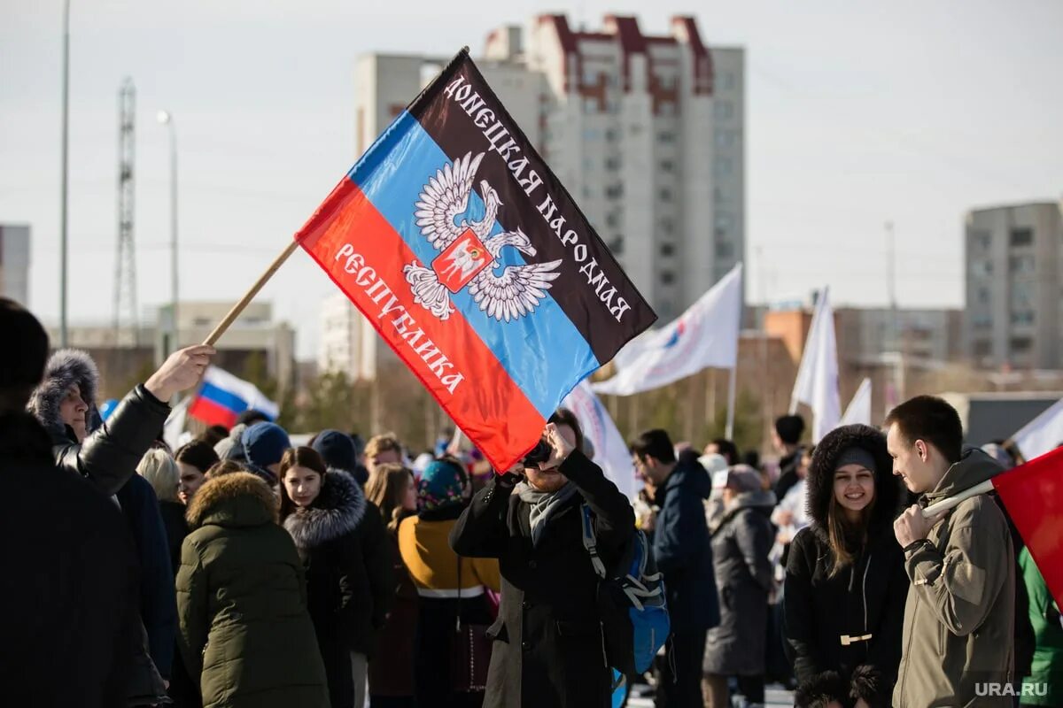 Россия признает республики. Митинг. Украина флаг Донецк митинг. Митинги в России. ЛНР митинг.