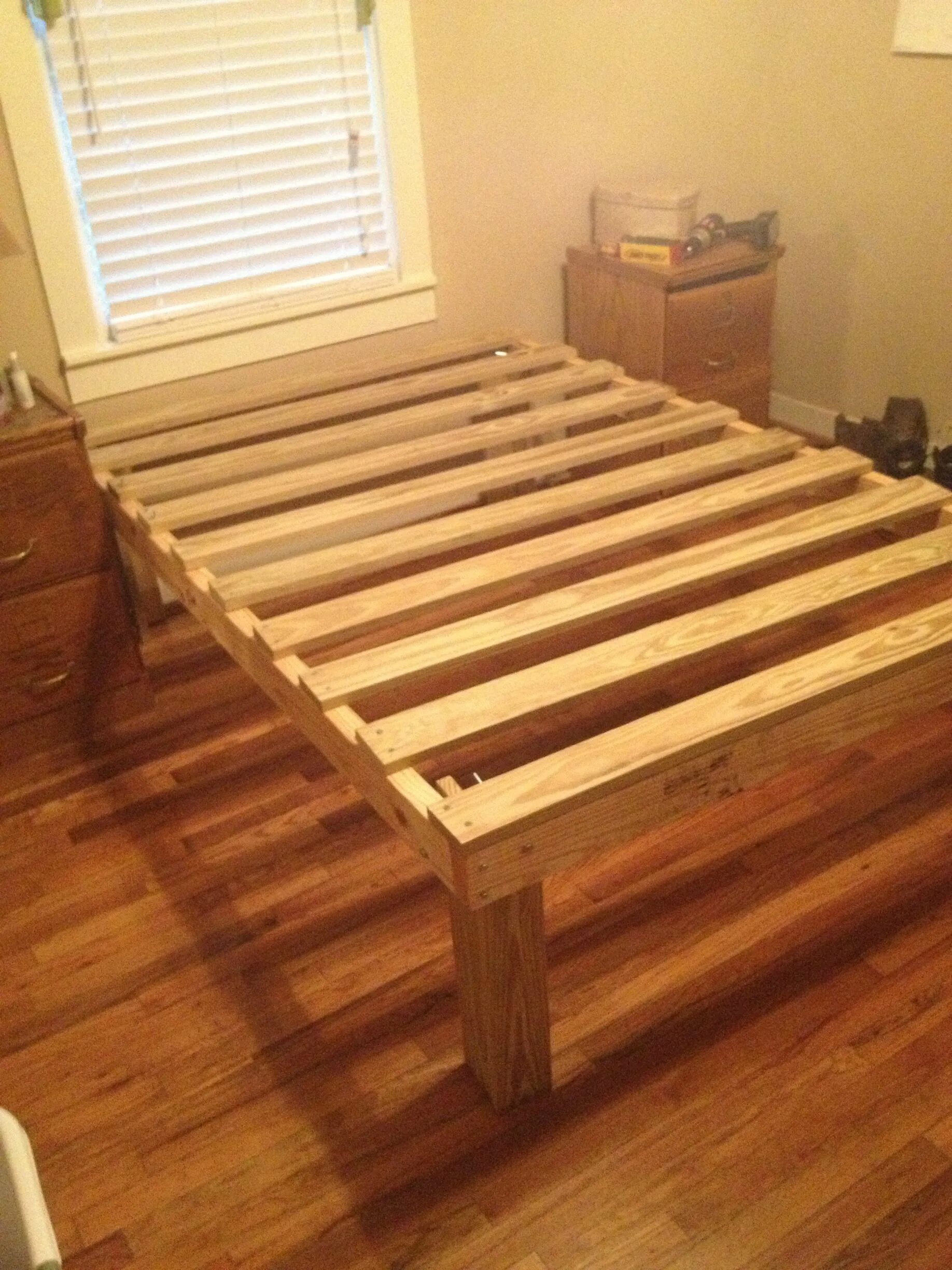 Скрип деревянных кроватей. Кровать DIY. Деревянная кровать своими руками. Кровать икеа деревянная. Кровать двуспальная своими руками из дерева.