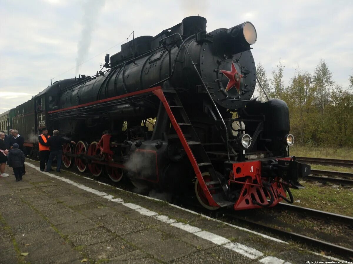 Современные паровозы 21 века. Заправщик Паровозов углем. Паровоз под парами. Заправка Паровозов водой и углем. Паровоз с углем