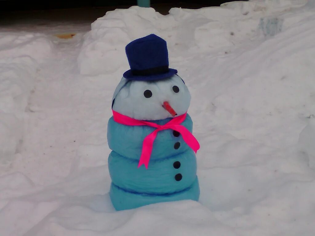 снеговик из пакетов целлофановых. поделка в пакете. снеговик из пакетов своими руками. снеговик из мишуры. снеговик из пакетов.