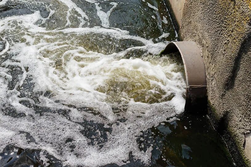 Очистные сооружения казань водоканал. Разлив сточных вод. Разлив сточных вод. Загрязнение водоемов. Загрязнение водоемов.
