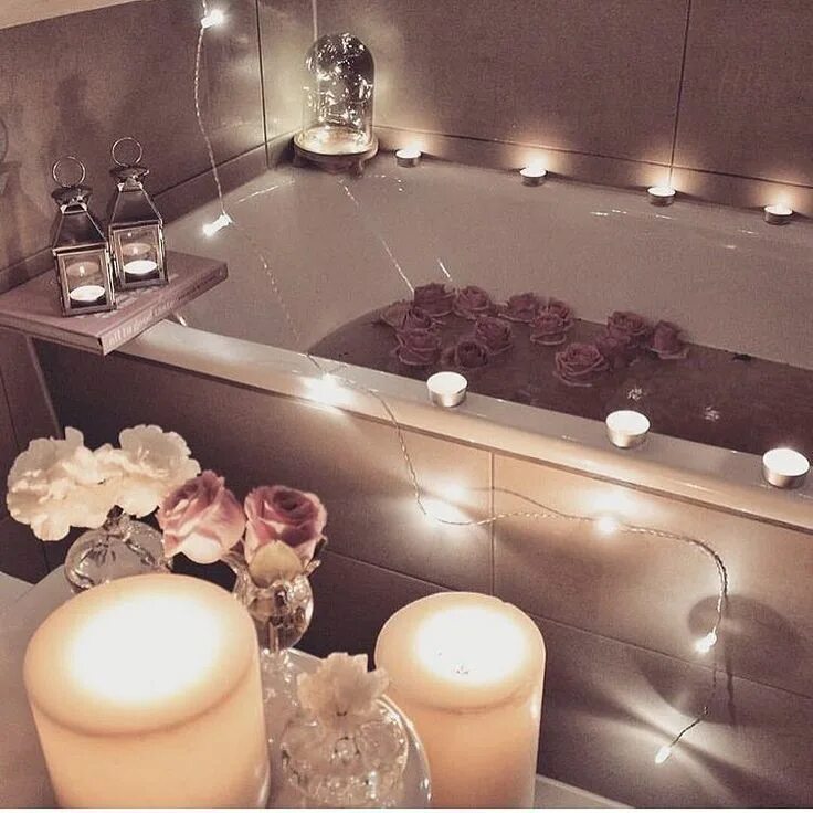 Розы в ванну с холодной водой. Свечи в ванной. Ванна со свечами. Ванная с розами. Украшения для ванной комнаты.