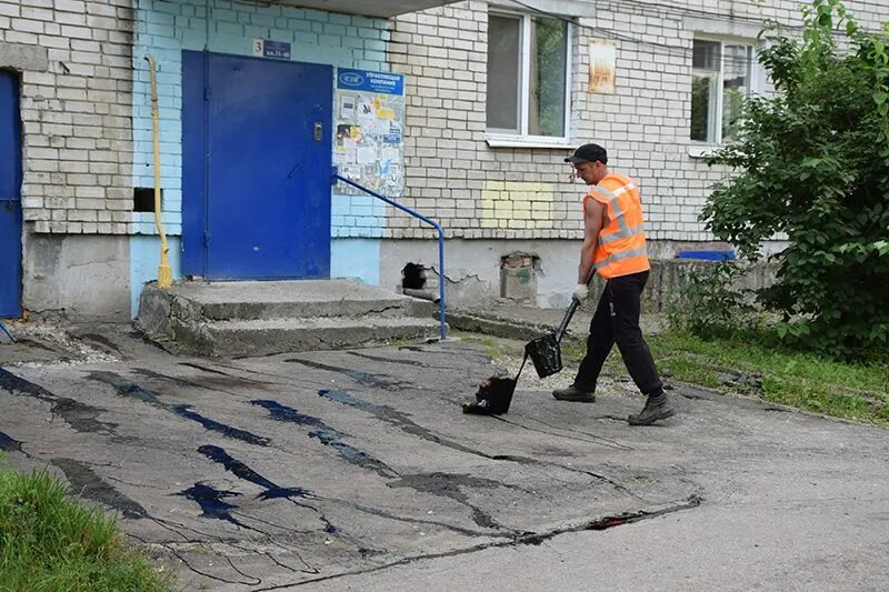 Вакансии в ульяновске уборщица засвияжье. Дворы Заволжье Ульяновск. Ремонт двора прикол. Вход со двора идут ремонтные работы. Как починить двор.