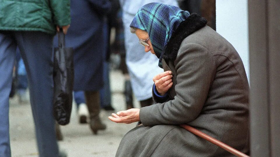 Пенсии нищеты. Нищие пенсионеры. Нищая старушка. Старушка попрошайка. Бабушка попрошайка.