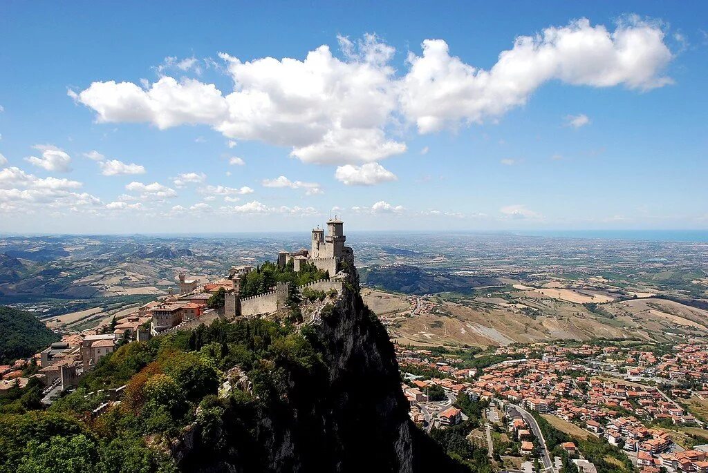 Башня Гуаита Сан-Марино. Три башни Сан-Марино. Сан Марино гора Монте титано. San Marino (Сан Марино). Площадь сан марино