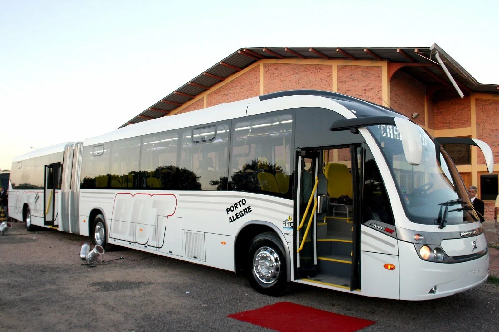 Самый большой автобус в мире. Neobus mega brt. автобус autotram extra grand. даф супер сити трейн. автобус большой.