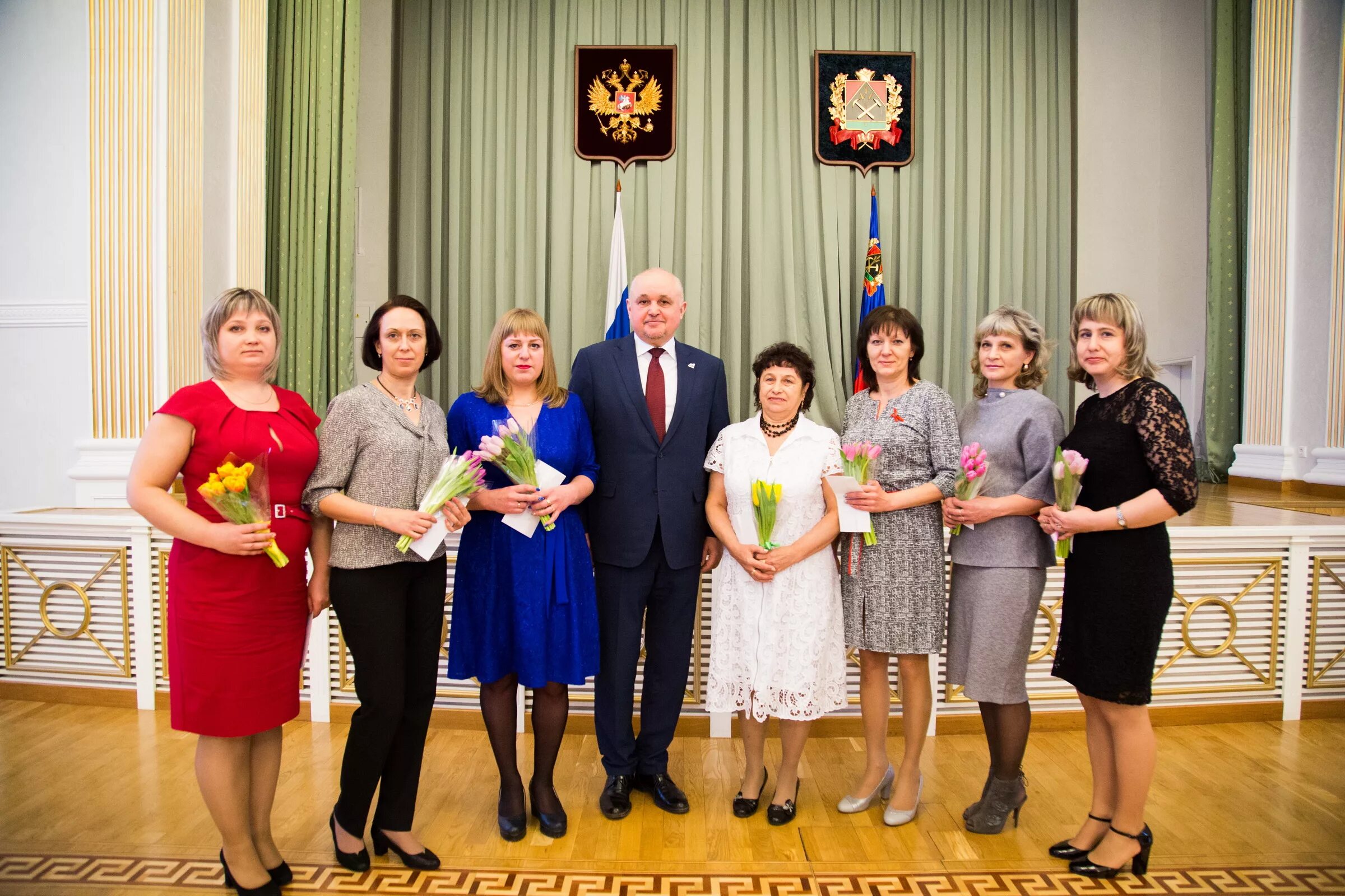 Платье на награждение в администрации. Женщины в администрации. Награждение женщины. Платье на прием к губернатору.