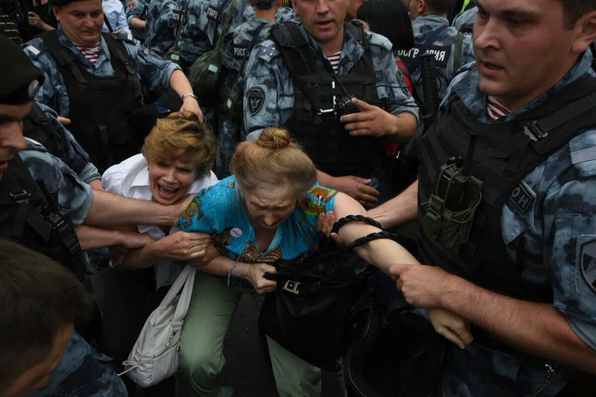 Бьют омон. Разгон демонстрантов в Москве. ОМОН избивает пенсионеров.