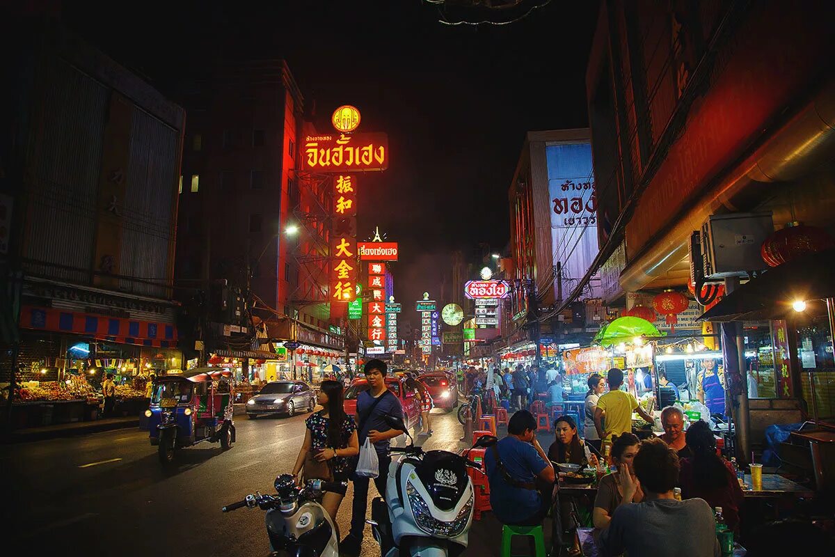 Кварталы бангкока. Китайский квартал Бангкок. Бангкок квартал красных фонарей. Ночной Бангкок улицы. Улицы Бангкока ночью.