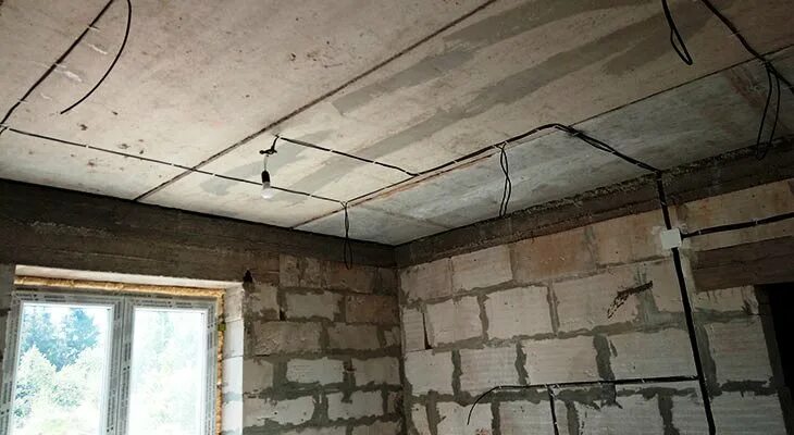 Штробят потолки. Прокладка кабеля по потолку. Потолок плиты перекрытия. Проводка на потолке. Проводка по потолку.