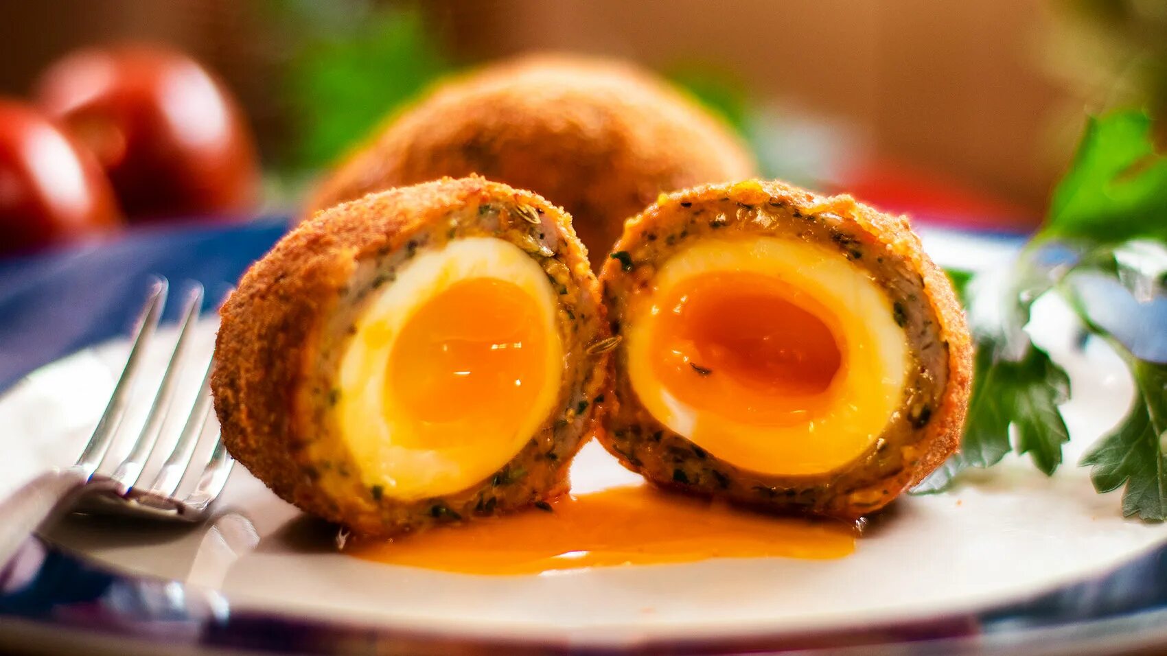 Желток в фарш. Яйцо по-шотландски. Блюдо яйца по шотландски. Яйца потшатландски. Мясные яйца по-шотландски.