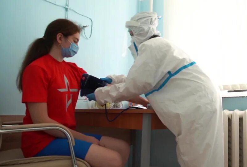 После covid 19. Клинические испытания вакцины от коронавируса в России. Больница медсестра укол. Испытание вакцины на людях. Врач проводит осмотр.