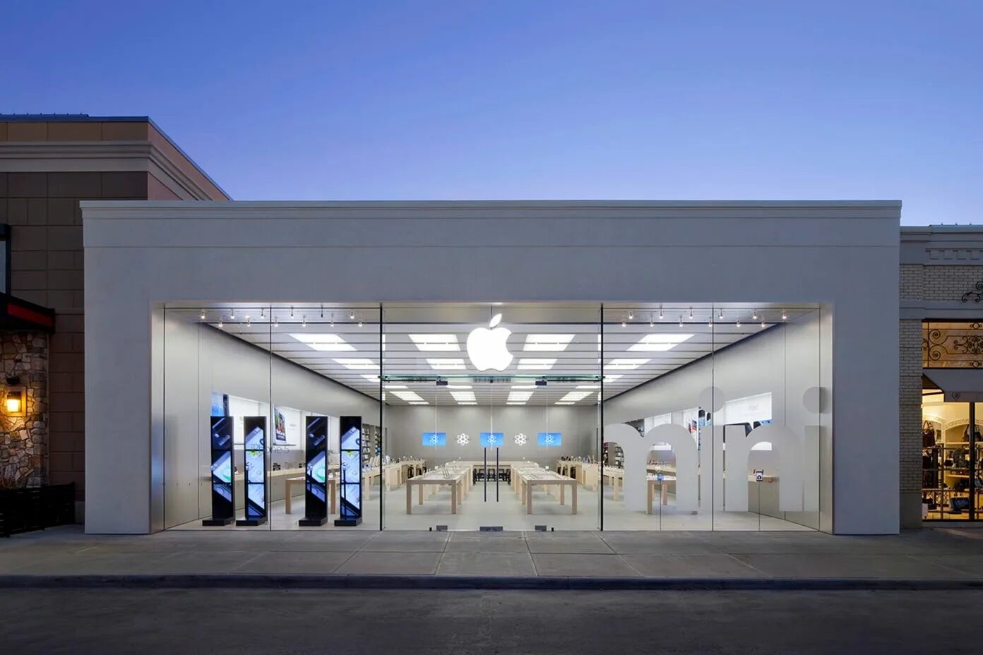 Магазин эпл в москве. Imore магазин apple. Эпл стор в великобритании. Apple store в нижнем новгороде. Эпл стор в перми.