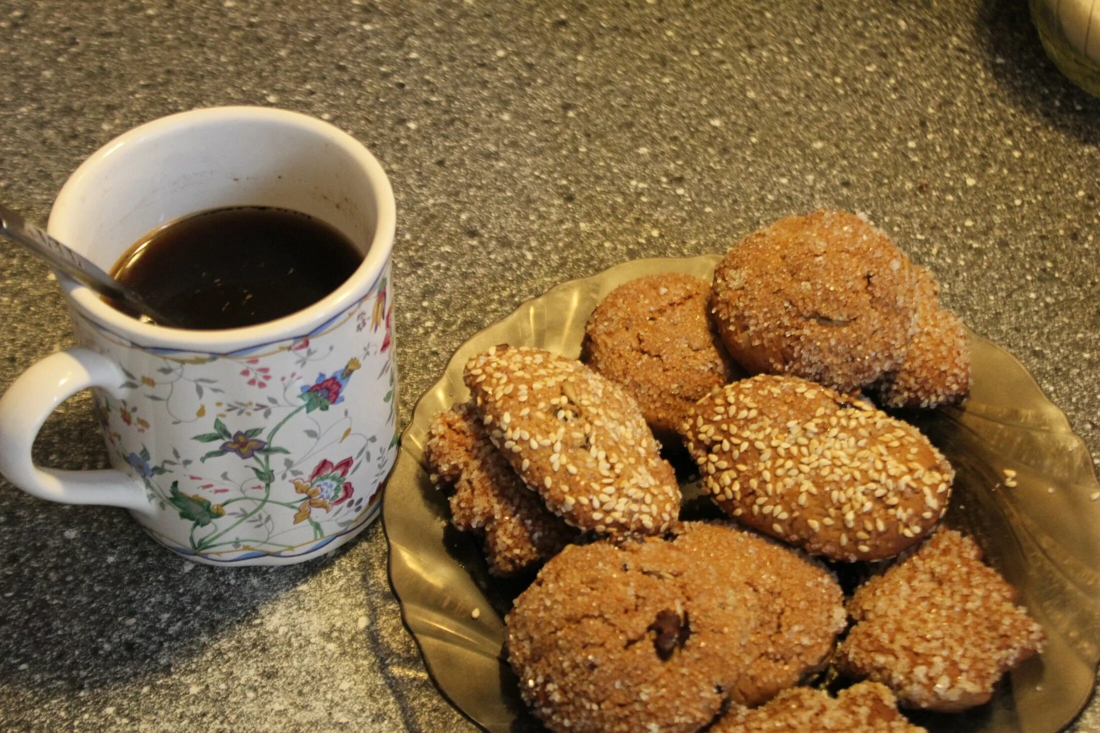 Постное печенье без масла. Постное печенье. Вкусное печенье в пост. Печенье с маком изюмом кунжутом. Печенье с кунжутом сбоку на столе.