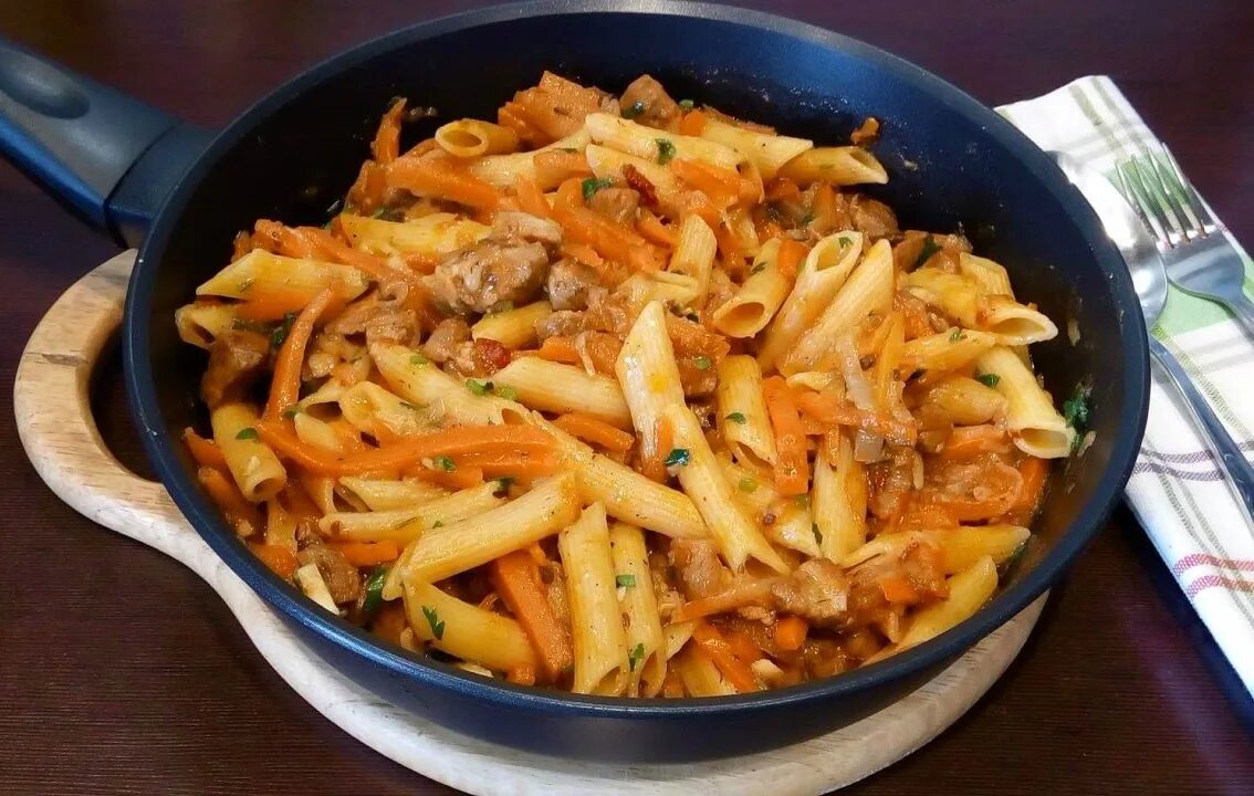 рыба под маринадом классический. рыба тушеная с морковью и луком. рыба в томатном соусе. рыба с морковкой и луком на сковороде. хек в томатном соусе.