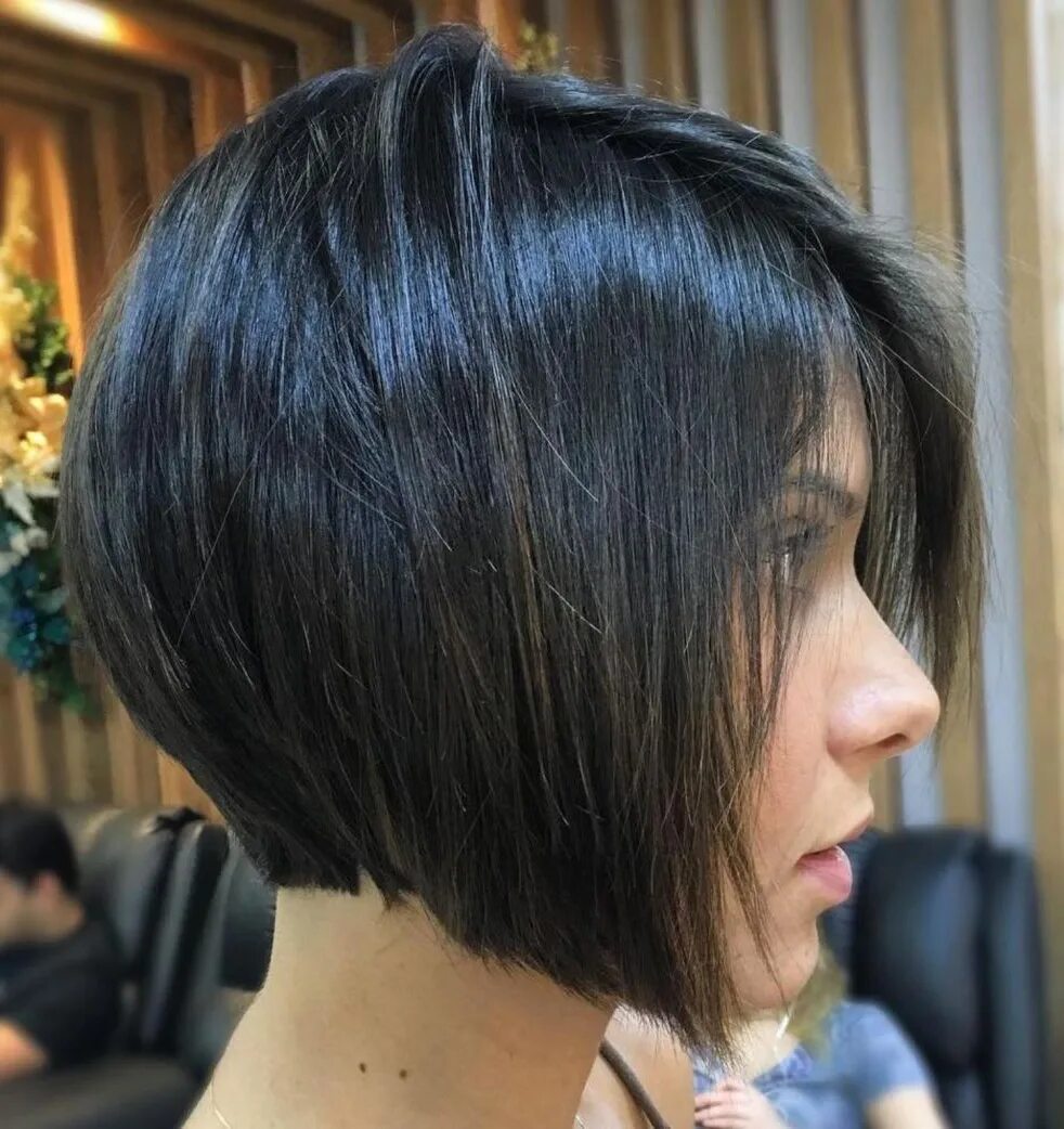 Короткий на удлинение. Боб-каре на короткие с удлинением. Стрижка боб каре с удлинением спереди. Каре-боб с удлиненными передними прядями асимметрия. Градуированный боб каре на черные волосы.