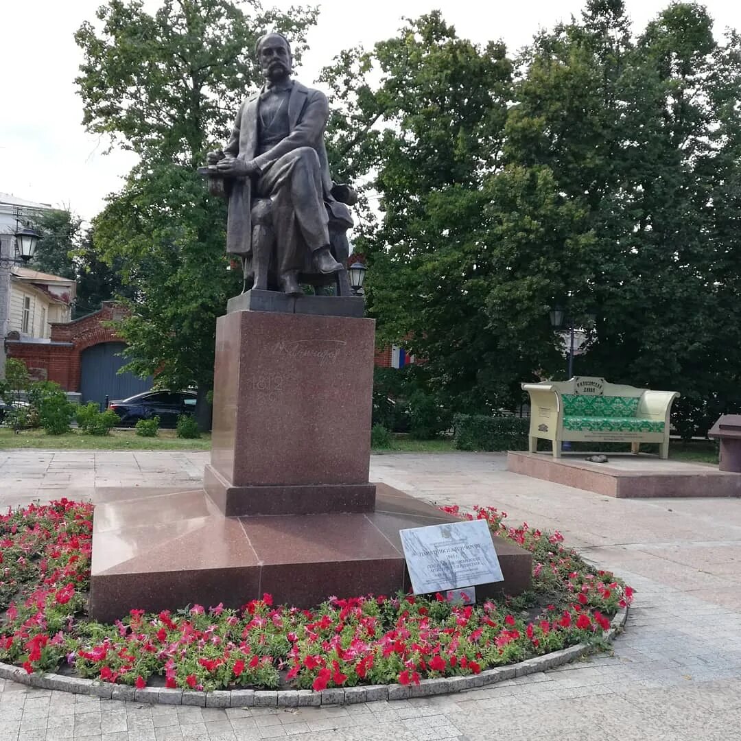 Памятник Гончарову в Ульяновске. Сквер Гончарова Ульяновск. Памятник бюст Гончарову. Памятники ульяновска писателей