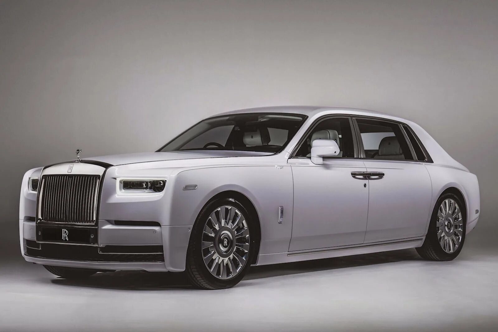 Роллс отзывы. Роллс Ройс 2022. Роллс Ройс Phantom 2022. Новый Rolls Royce Phantom 2022. Rolls Royce Phantom EWB 2021.