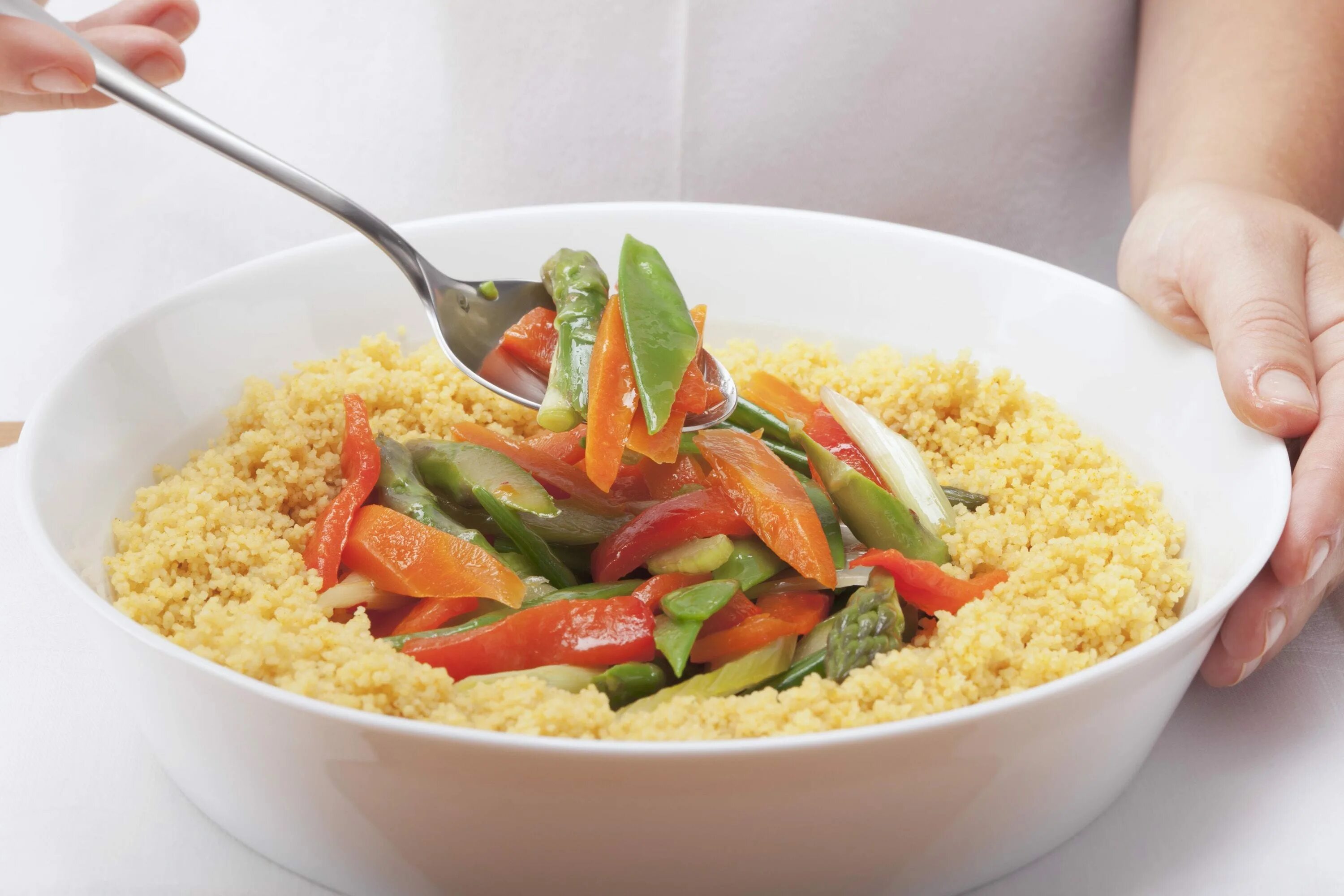 Кус кус с какого возраста можно ребенку. Couscous. кус кус с овощами. кус кус с авокадо. кус кус овощи в тарелке.