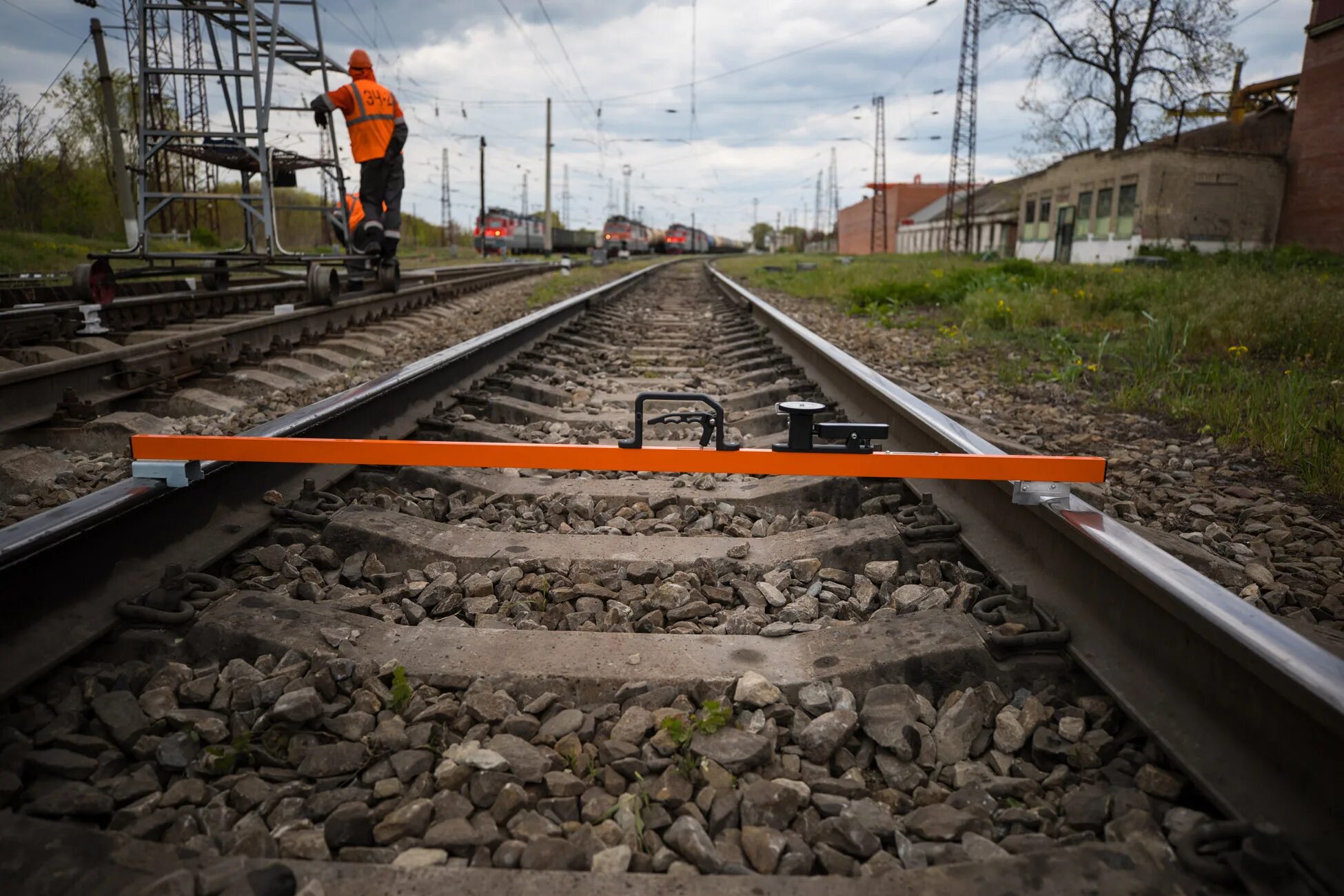 Разрыв рельсовой колеи. Путейцы (путевые обходчики). Стяжка рельсовой колеи. Уширение рельсовой колеи. Стяжка Путевая рельсовая.