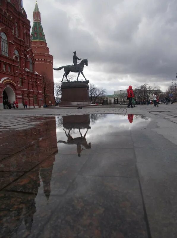 Сегодня на охотном. Лужи на красной площади. Манежная площадь дождь. Лужи на красной площади на брусчатке. Качели на Манежной площади.