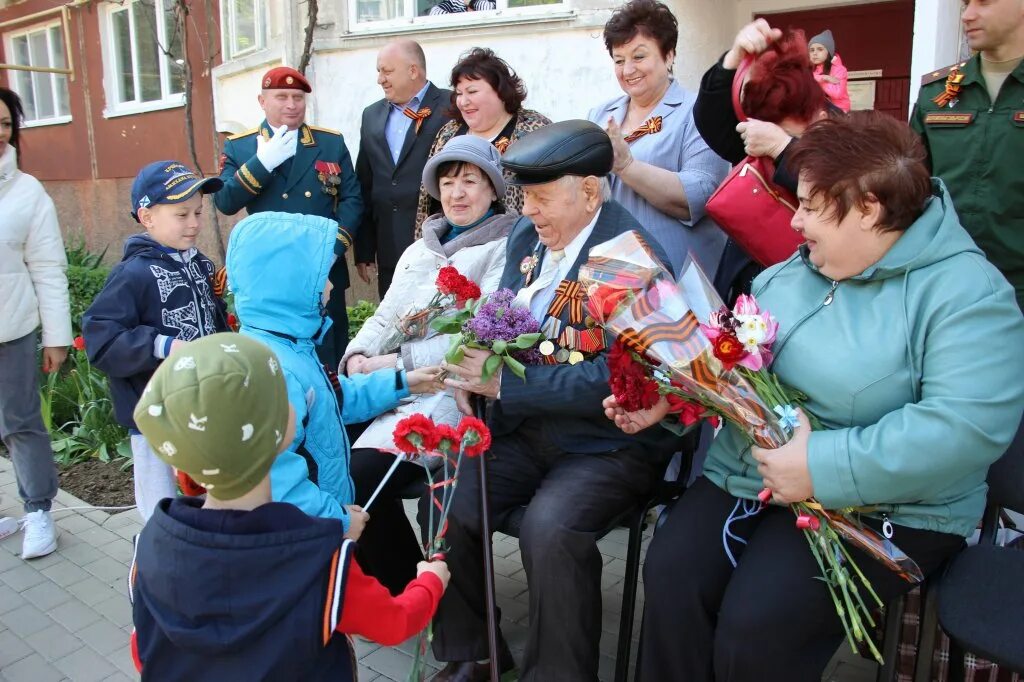 Вечный огонь самара площадь славы. Парад победы в британии. Празднование 8 мая в европе. Вечный огонь самара 9 мая. 8 мая во франции.