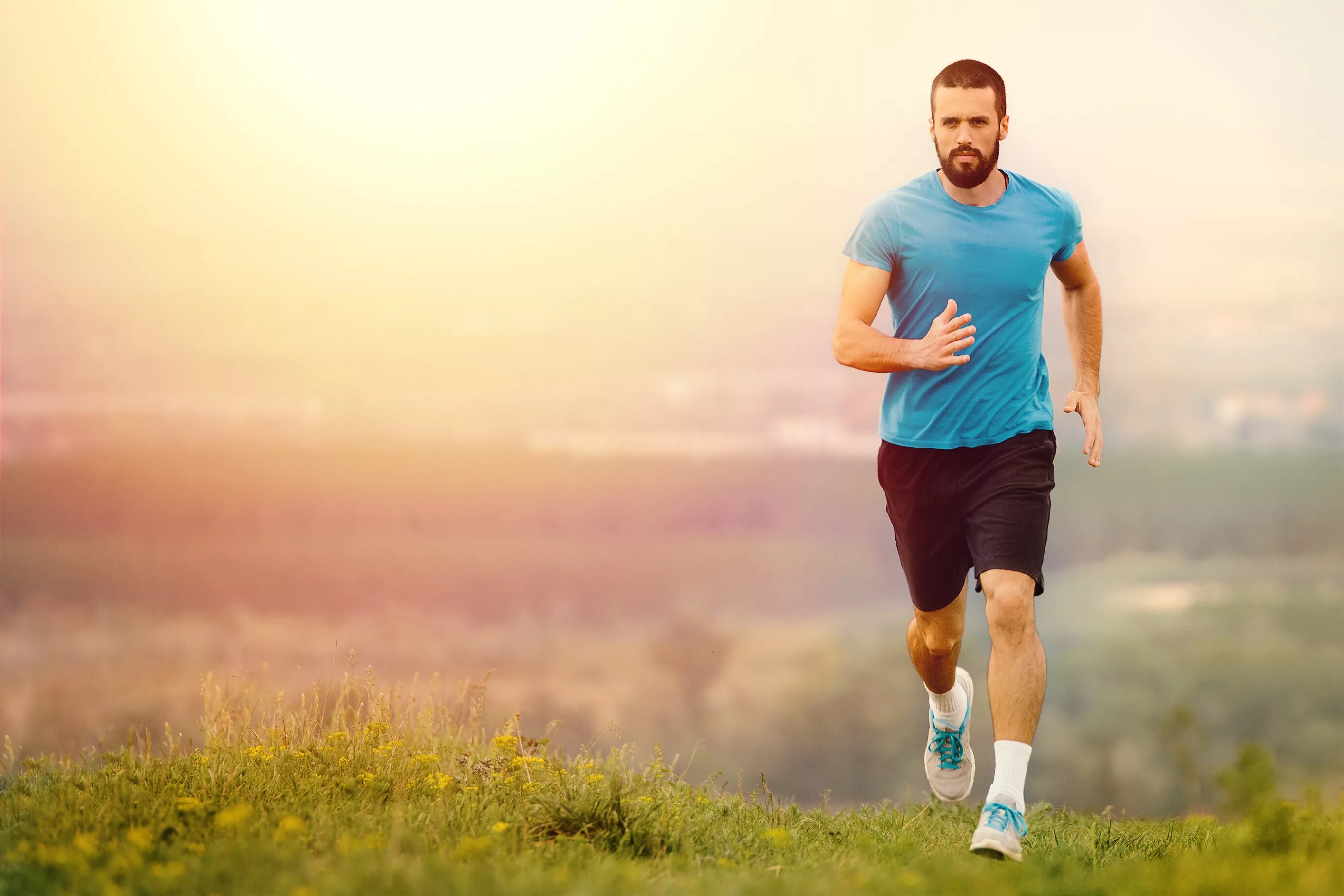 People go in for sports. Спортивные люди. Человек на пробежке. Утренняя пробежка. Здоровый человек.