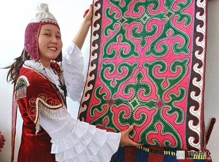 Киргизские формы. Ала кийиз киргизия. киргизские войлочные ковры. кыргызские ковры шырдак. кыргызский национальный шырдак.