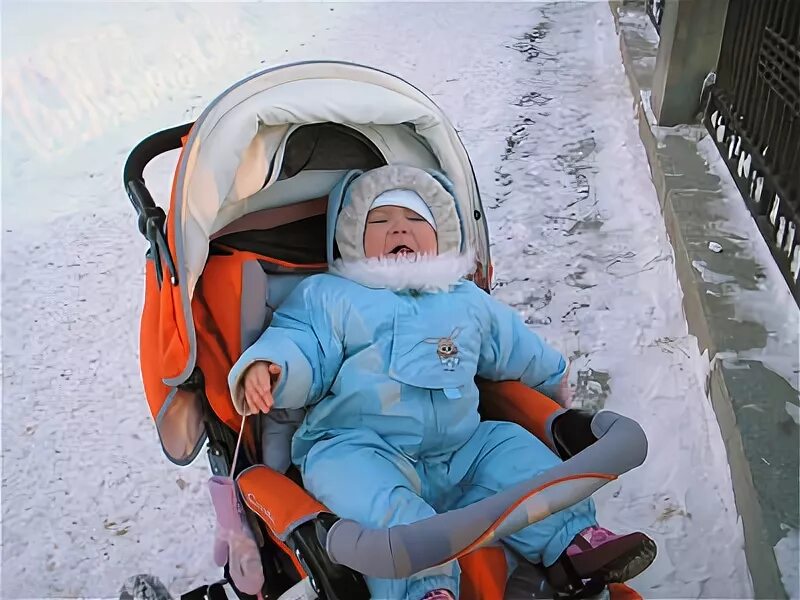 Ребенок в 3 месяца в коляске. Коляска "малыш". Малыш в коляске на улице зимой. Ребенок в коляске зимой. Маленький ребенок на улице зимой в коляске.