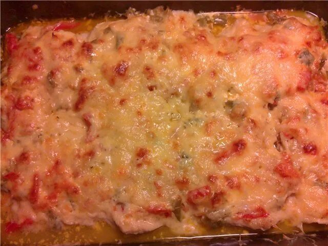 Курица под шубой в духовке с помидорами. Филе курицы под шубой в духовке. куриное филе под шубой в духовке. куриные отбивные под шубой в духовке. филе бедра под шубой в духовке.