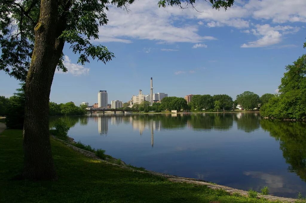 Рочестер озеро. Серебряное озеро Висконсин. Парк с озером. Озеро в городе. Озер парк отзывы