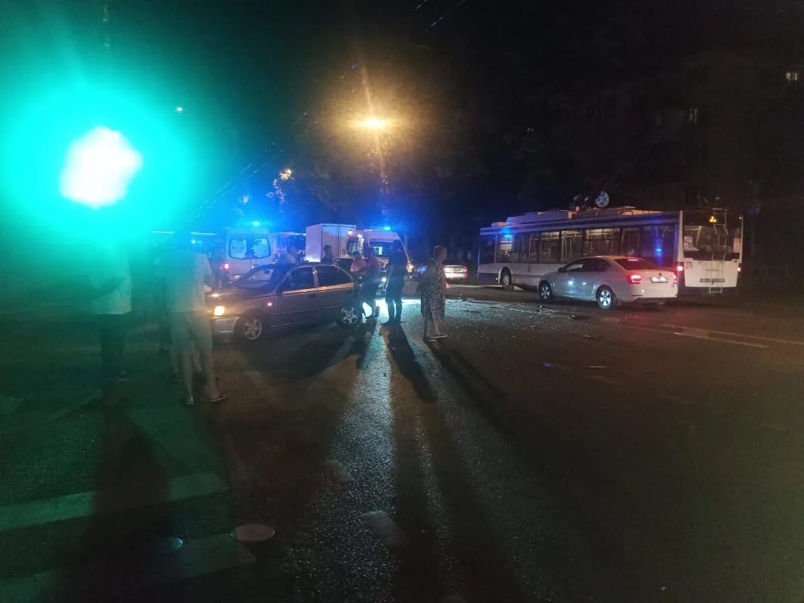 Авария в Краснодаре на улице Селезнева. Авария в Краснодаре вчера вечером.