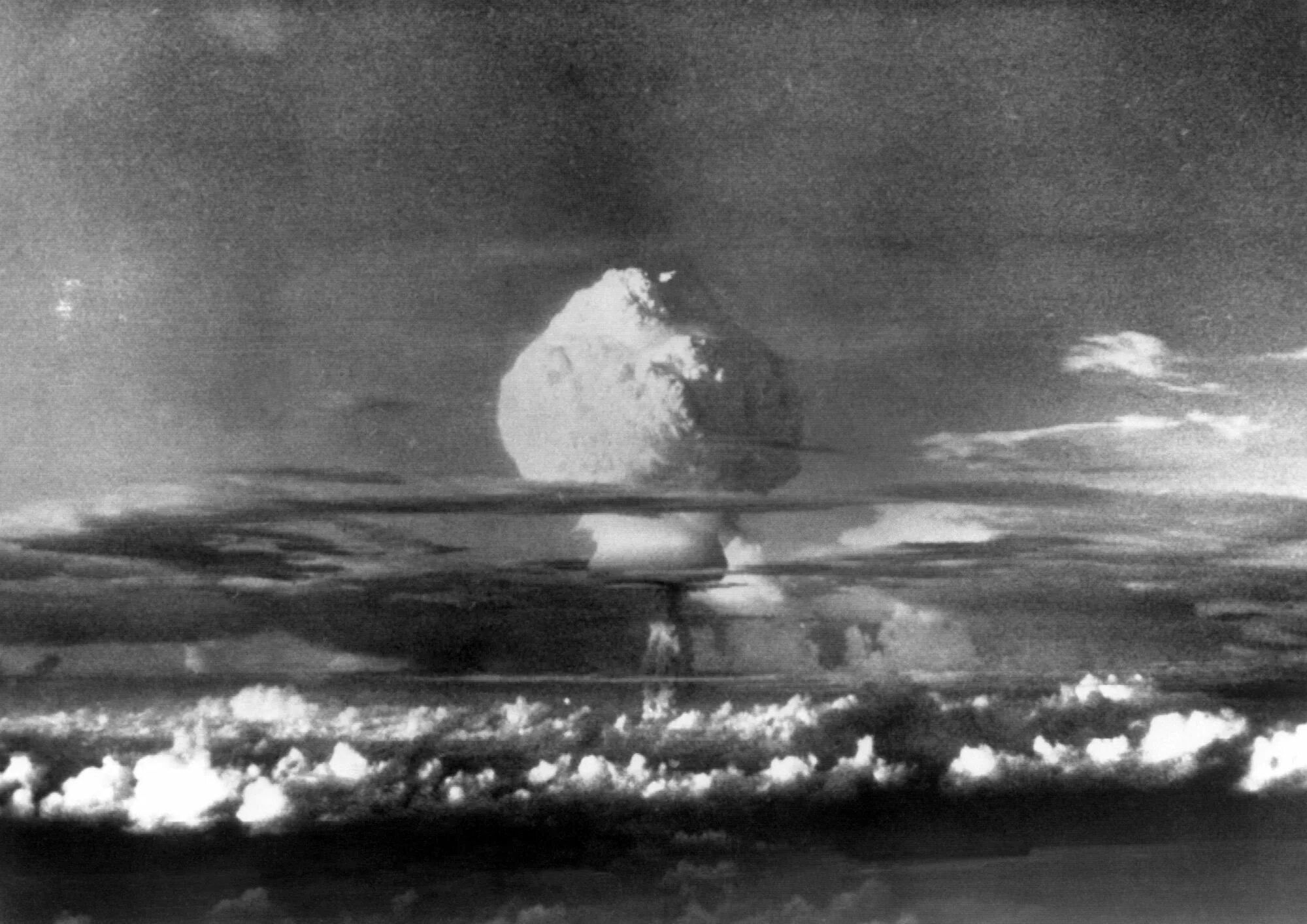 Ядерные взрывы в ссср. Первое испытание атомной бомбы в США. Испытание атомной бомбы в Нью Мексико. Испытание ядерного оружия в Нью Мексико в 1945. Испытание атомной бомбы Аламогордо.