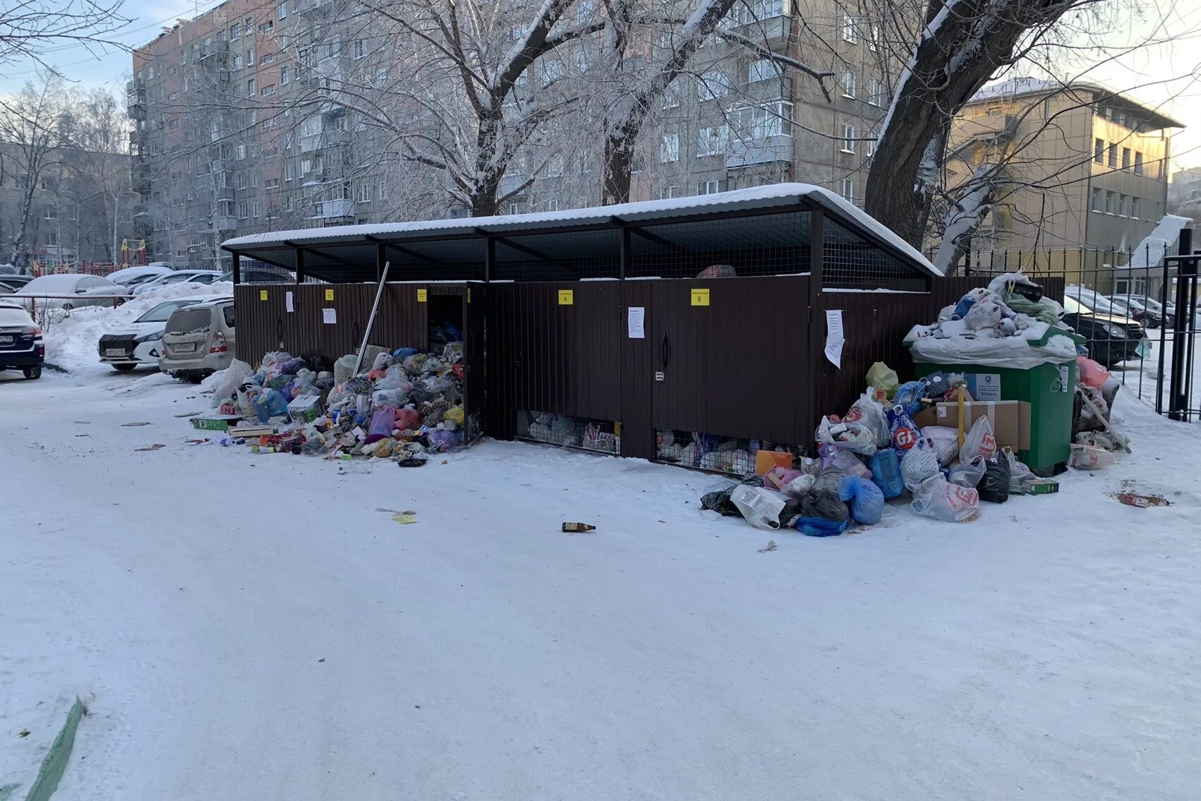 Хилокская свалка Новосибирск. Мусорный полигон в Новосибирске. Двор Новосибирска мусорки. Младенец в мусорке новосибирск