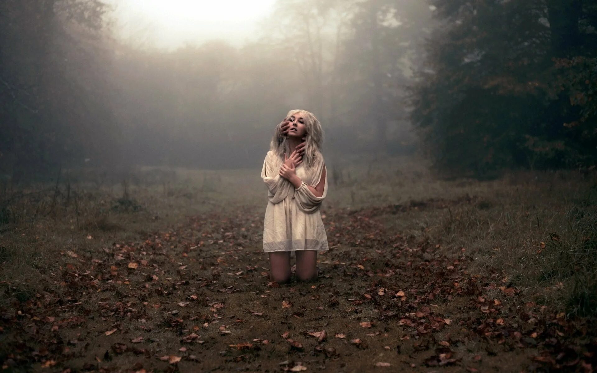 Девочка в лесу. Девушка в тумане. Страх в лесу. Страшная девочка картинка