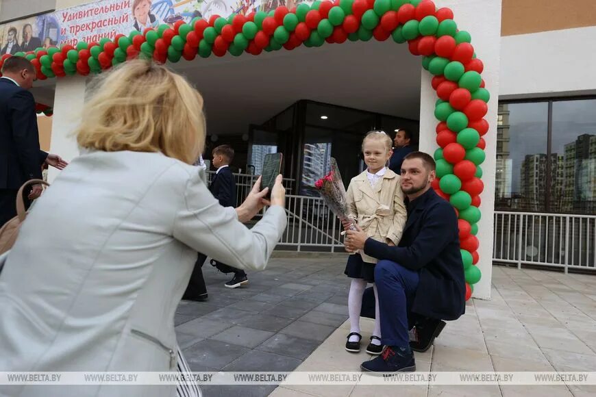 Картина 1 сентября день знаний. Новая школа в городе Минск.