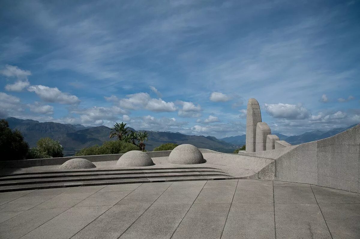 памятники природы и культуры юар. республика чад плато эннеди. достопримечательности африки. водопад ауграбис юар. национальный парк гонарежу зимбабве.