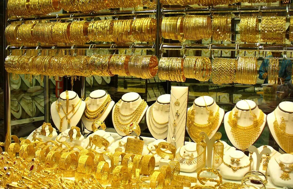 Golden many. Дубаи Gold Souk жемчуг. Золотой рынок в Дубае. Золотой рынок Gold Souk. Серьги Дубайский золотой рынок.