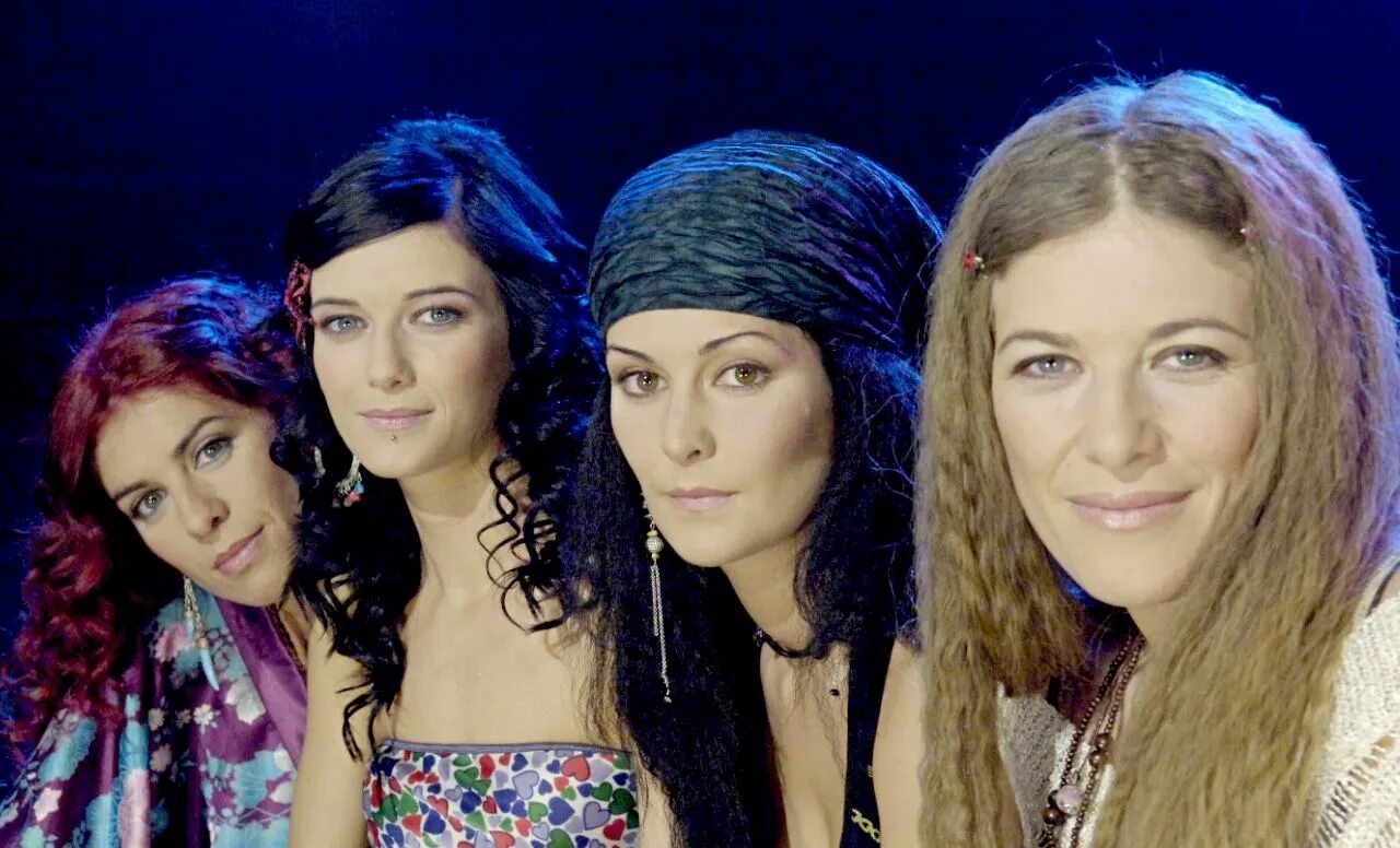 Песня las. Группа las ketchup. пилар муньос las ketchup. солистки лас кетчуп. группа las ketchup пилар.