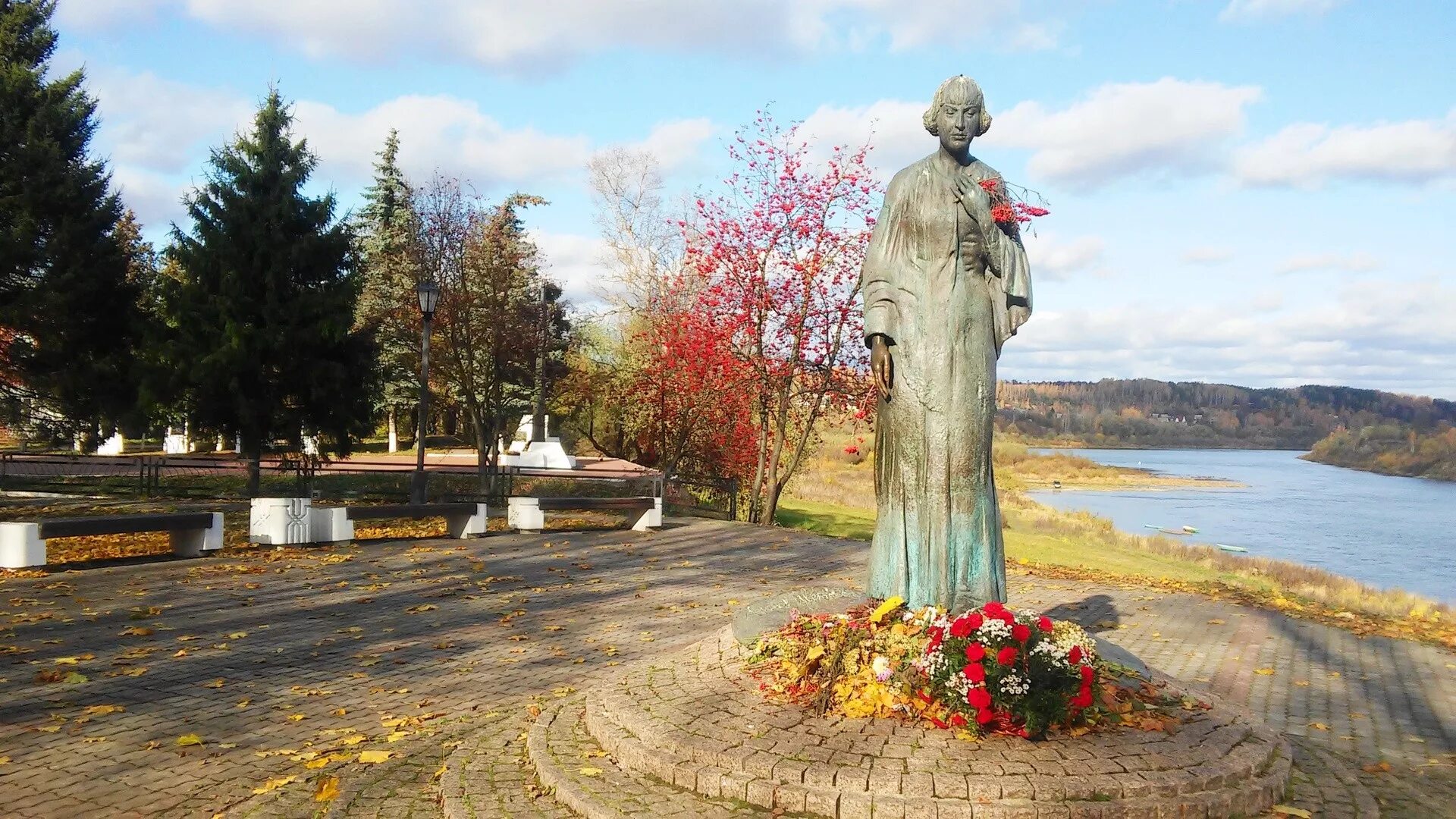 Памятник Марине Цветаевой в Тарусе. Памятник Марине Цветаевой в городе Таруса. Таруса город памятник Цветаевой. Памятник Марине Цветаевой в городе Таруса на берегу Оки..