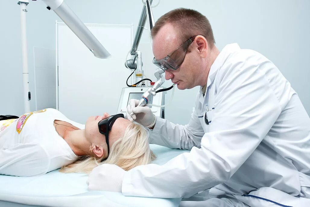 Методом радиоволновой хирургии. Электрокоагуляция новообразований кожи. Лазерная терапия невусов.