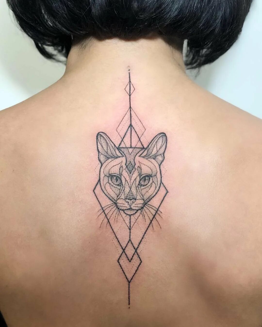 Кот между лопаток. Тату кошка. геометрическая кошка тату. геометрический кот тату. тату геометрические коты.