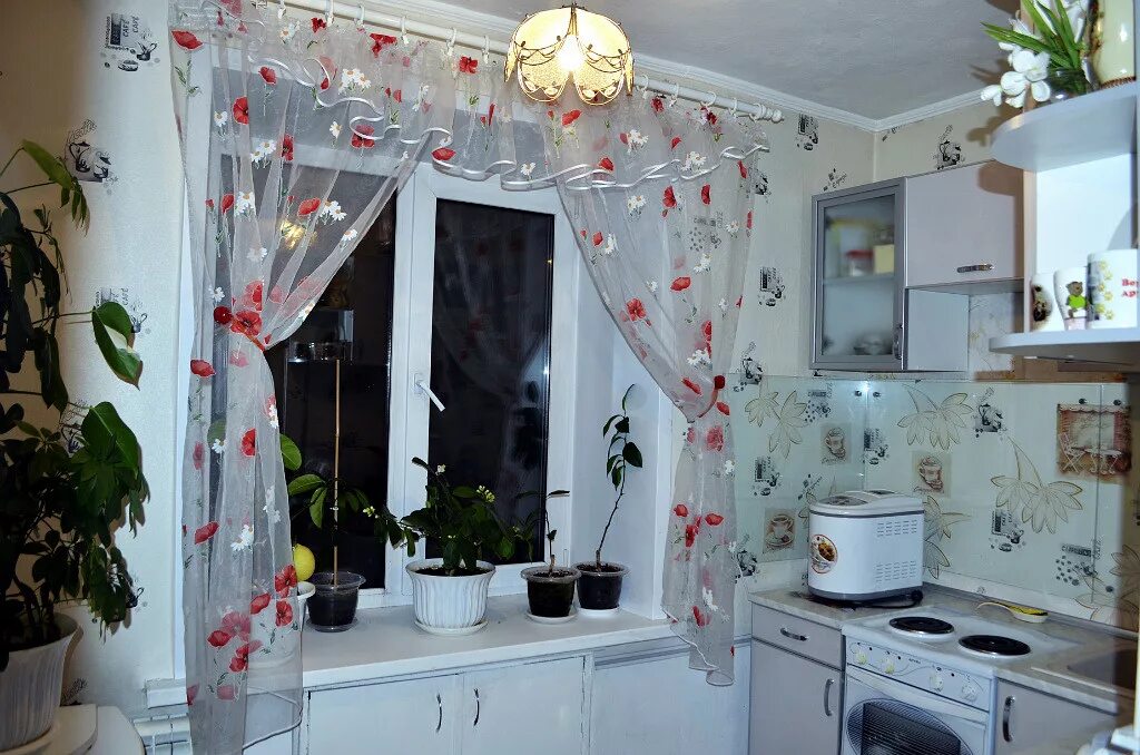 Что можно на окно на кухню. Красивые шторы на кухню. Тюль на кухонное окно. Шторы на маленькую кухню. Оригинальные шторы на кухню.
