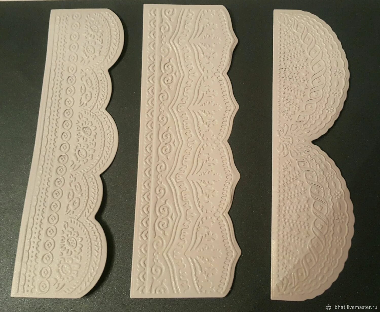 Вырубка с эмбоссингом для детских альбомов. Открытка на дизайнерской бумаге. Открытка с тиснением и вырубом. Ножи для вырубки и тиснения герб россии. Вырубка и тиснение.