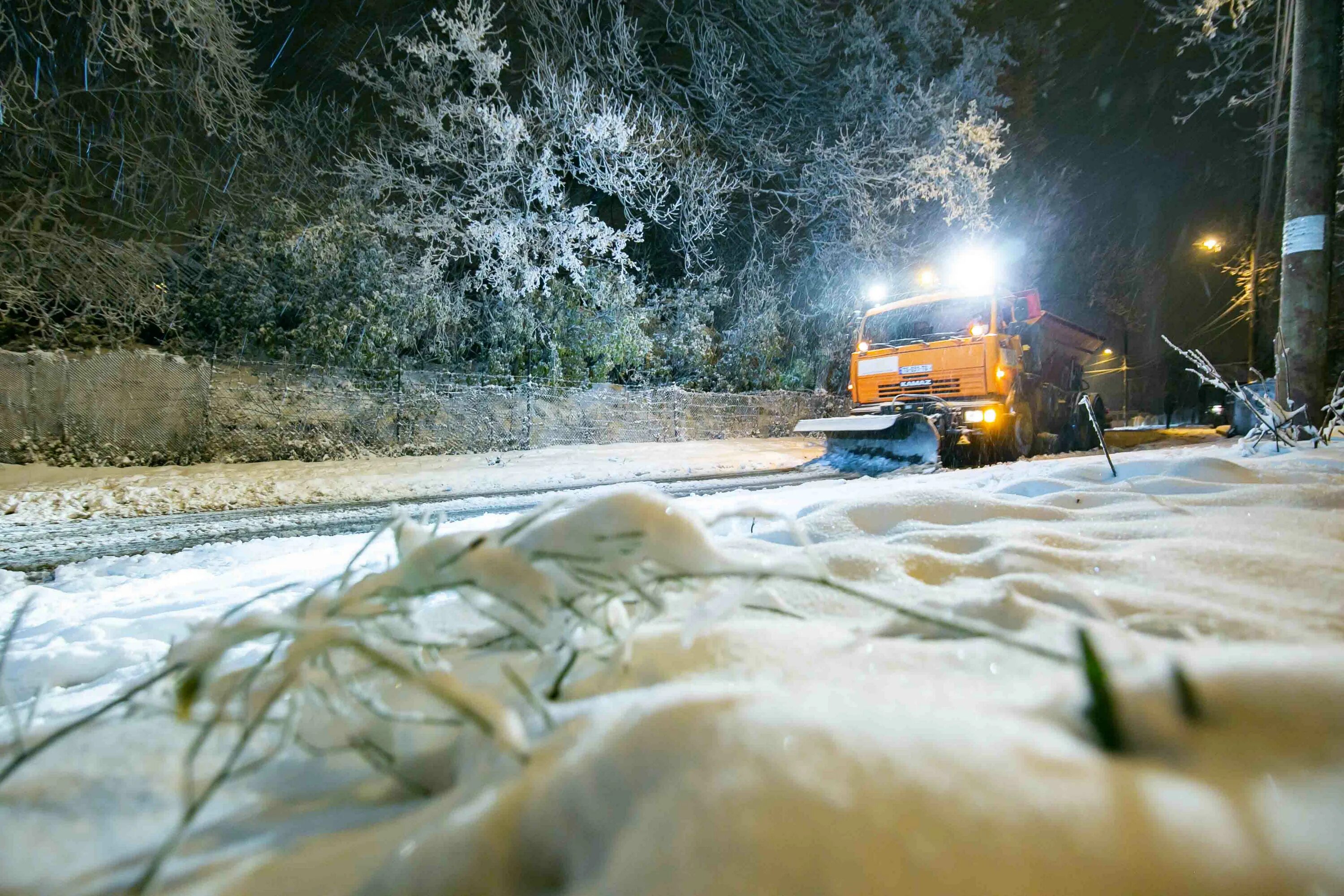 Наличие снега на дорогах. Снег на дороге. Занесенная снегом дорога. Tovli Mosula. Tovli sabadurebze.
