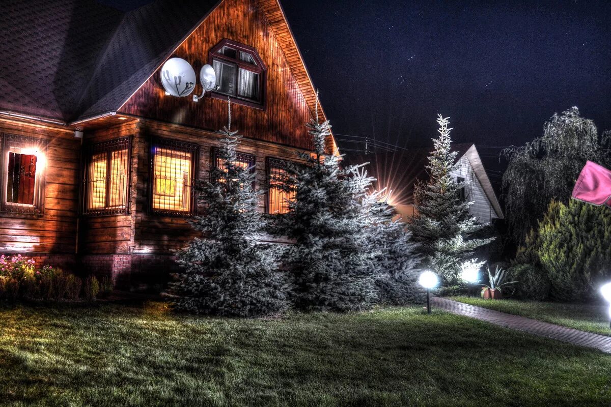 Красивые дома ночью. Ночной дом. Зимний дом. Ночь в красивом деревенском доме. Зимний дом ночью.
