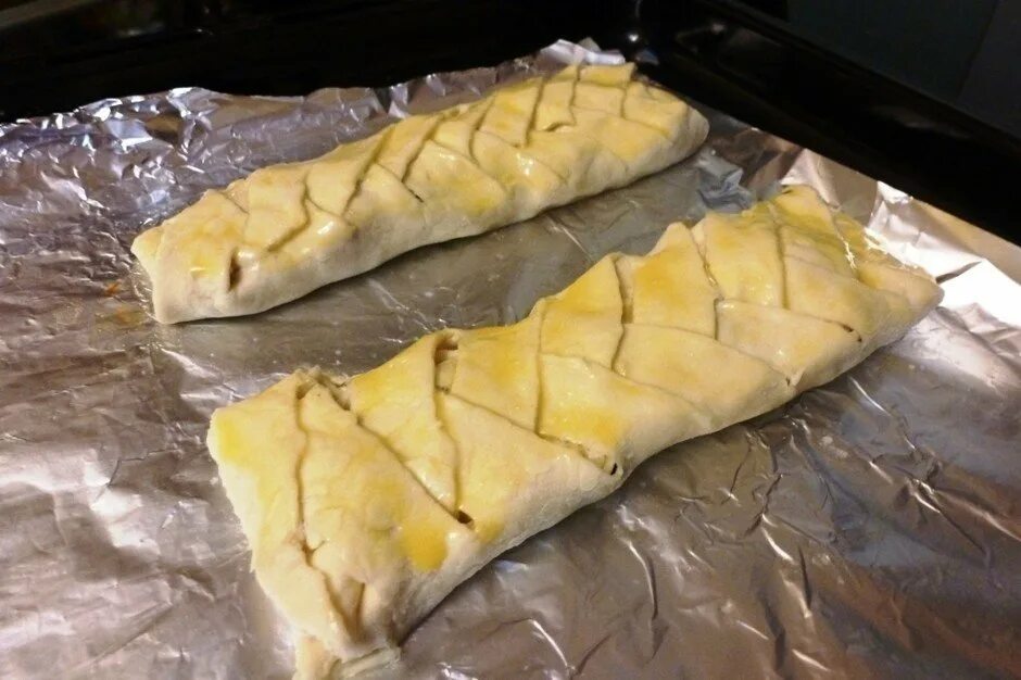 Грудка запеченная в слоеном тесте. Куриные ножки запеченные в слоеном тесте. Грудка в тесте в духовке. Куриные грудки в слоеном тесте. Грудка в тесте в духовке.