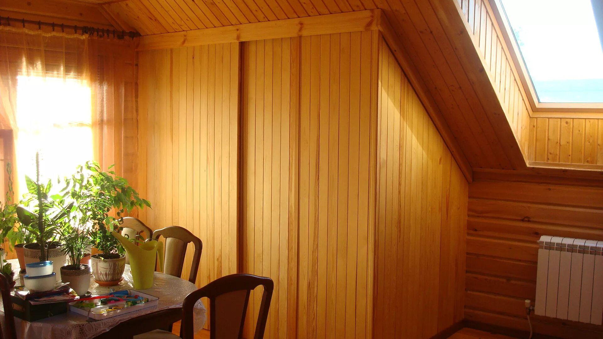 отделка дачи вагонкой. интерьер в деревянном доме. вагонка в интерьере. зашиваем комнату вагонкой.