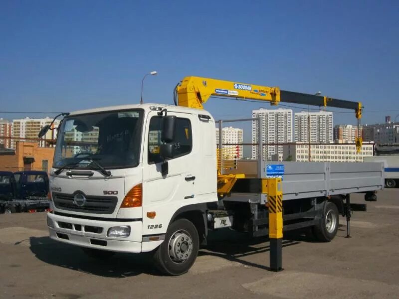 Нанять манипулятор в москве цена. Кран-манипулятор Soosan scs513. Hino 500 с КМУ. Nissan Canter unic 290 манипулятор. Хино 500 бортовой с КМУ.